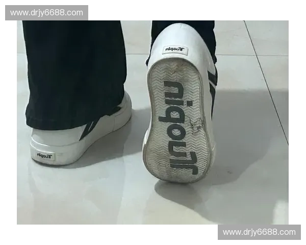 球鞋磨损分析与保养技巧探索提升鞋底耐用性与舒适感的有效方法